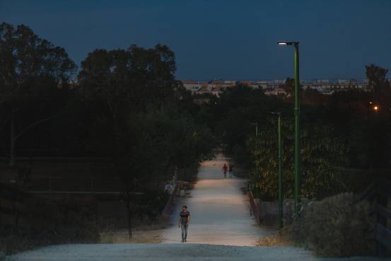 Project uses integrated solar panels to charge street lights(图1)